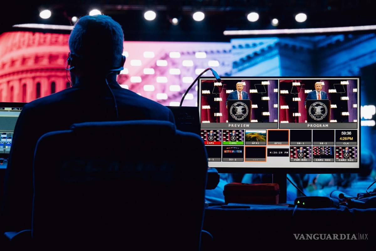 $!El expresidente Donald Trump aparece en la pantalla mientras habla ante los asistentes a la 153ª reunión anual de la Asociación Nacional del Rifle en Dallas.