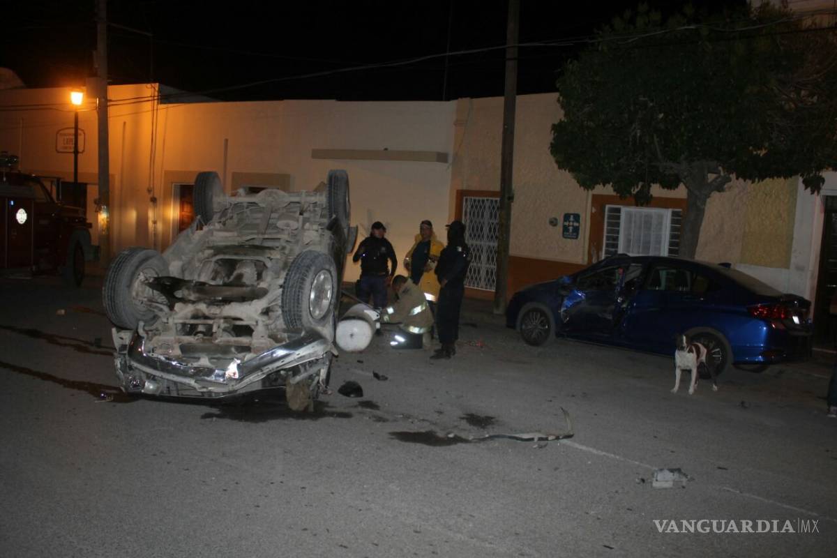 $!Conductor se impacta contra vehículos en Parras... pasan 12 días y no paga daños al afectado