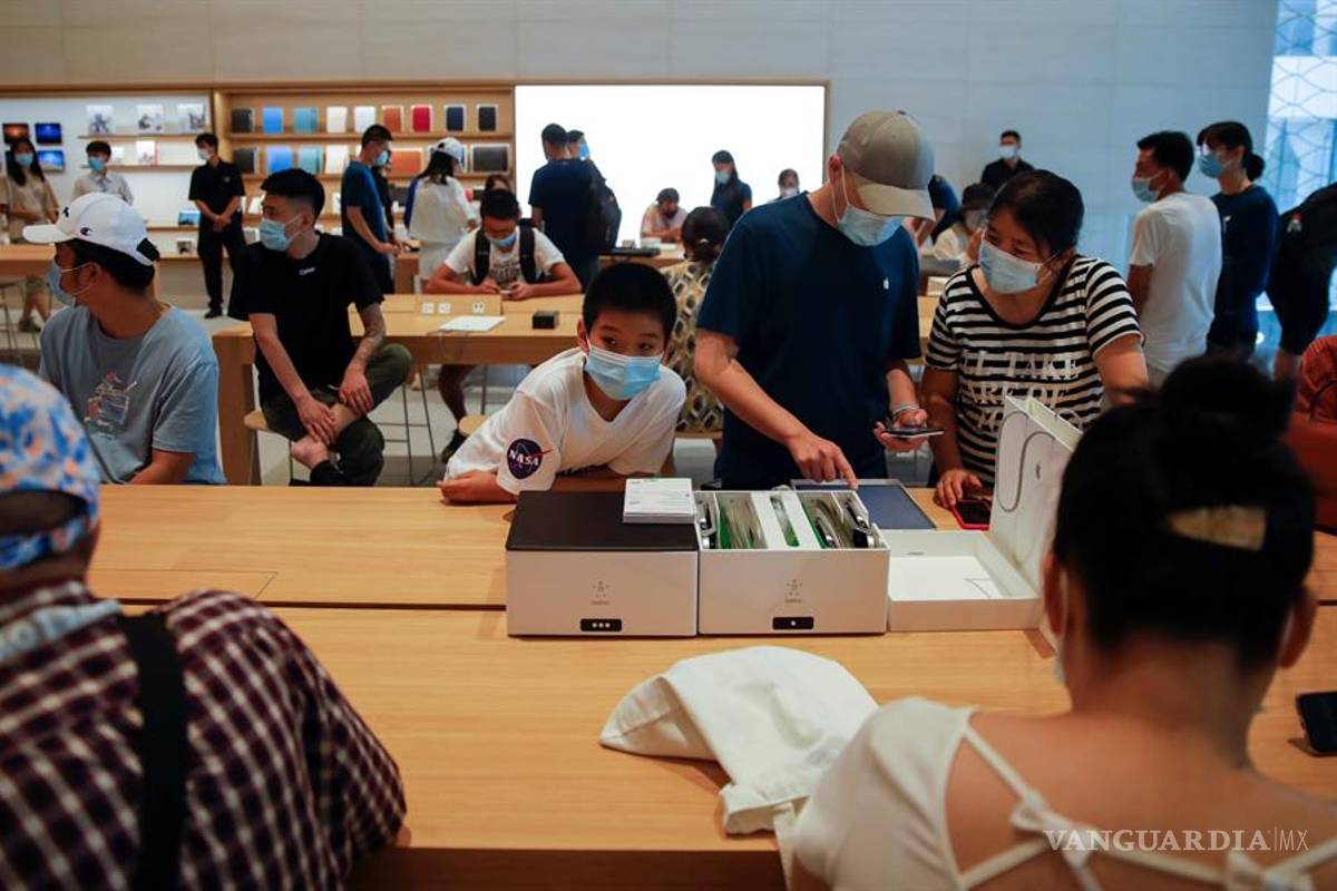 Apple ignora la guerra comercial entre Trump y China, abre en Pekín su tienda más grande de Asia
