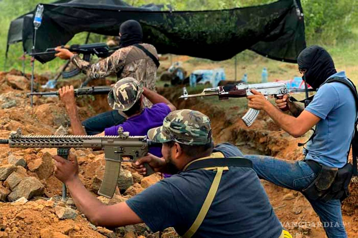 Hombres armados interrogan a supuestos sicarios del CJNG (video)