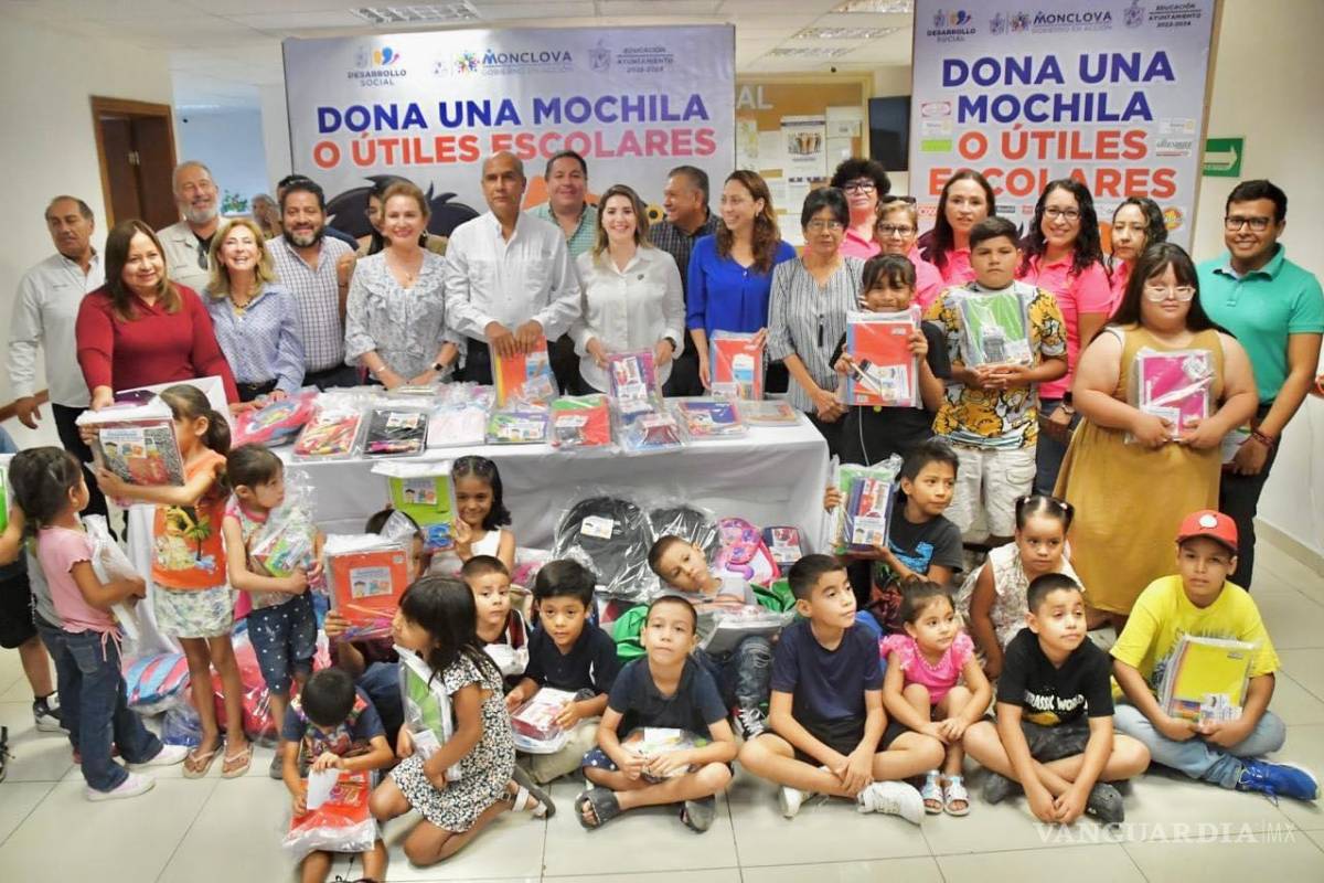 Niños vulnerables de Monclova reciben útiles escolares donados por ciudadanos