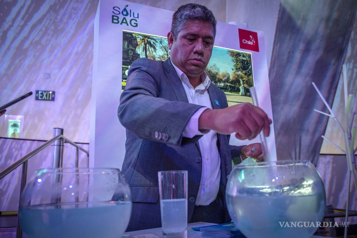 Desaparece bolsa del súper en agua durante tres minutos