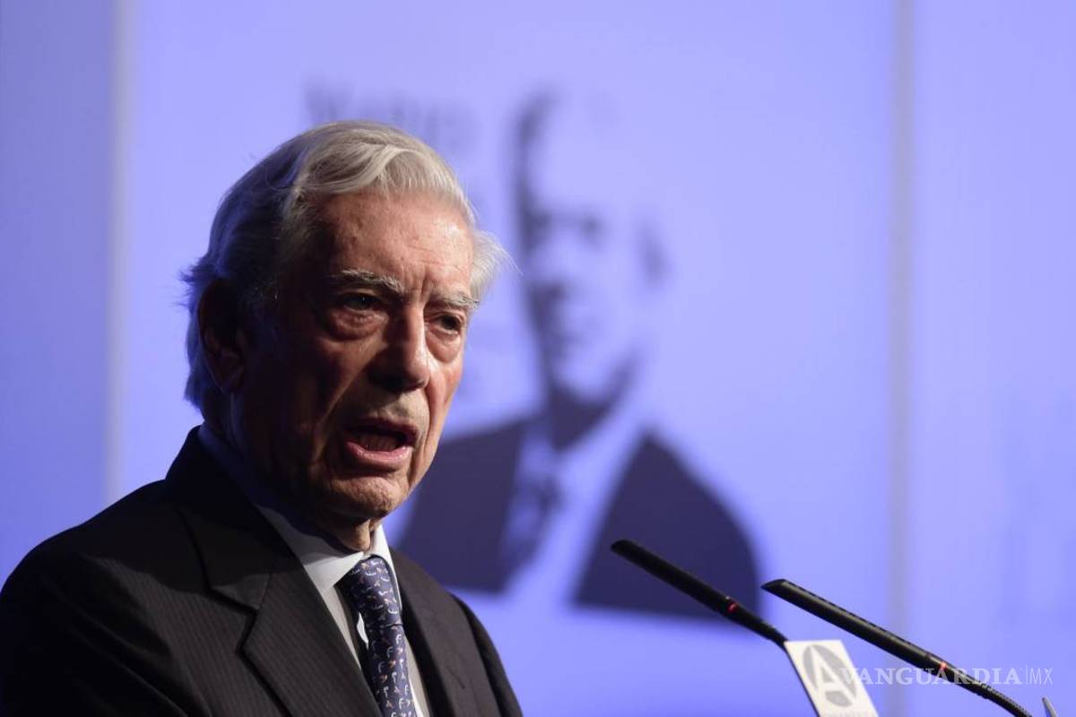 El escritor que vive en democracia puede despreciar la política: Vargas Llosa