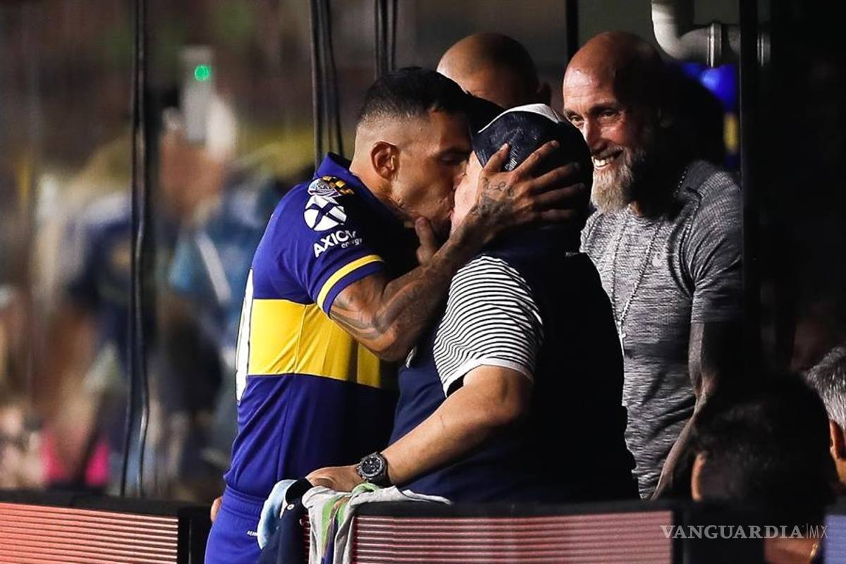 El beso entre Tevez y Maradona que le dio la vuelta al mundo
