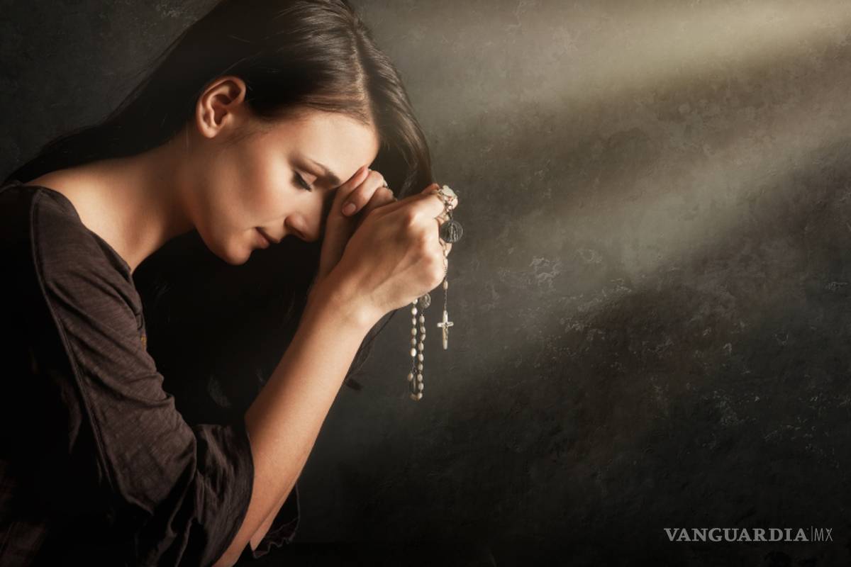 Las mujeres son más religiosas que los hombres según estudios