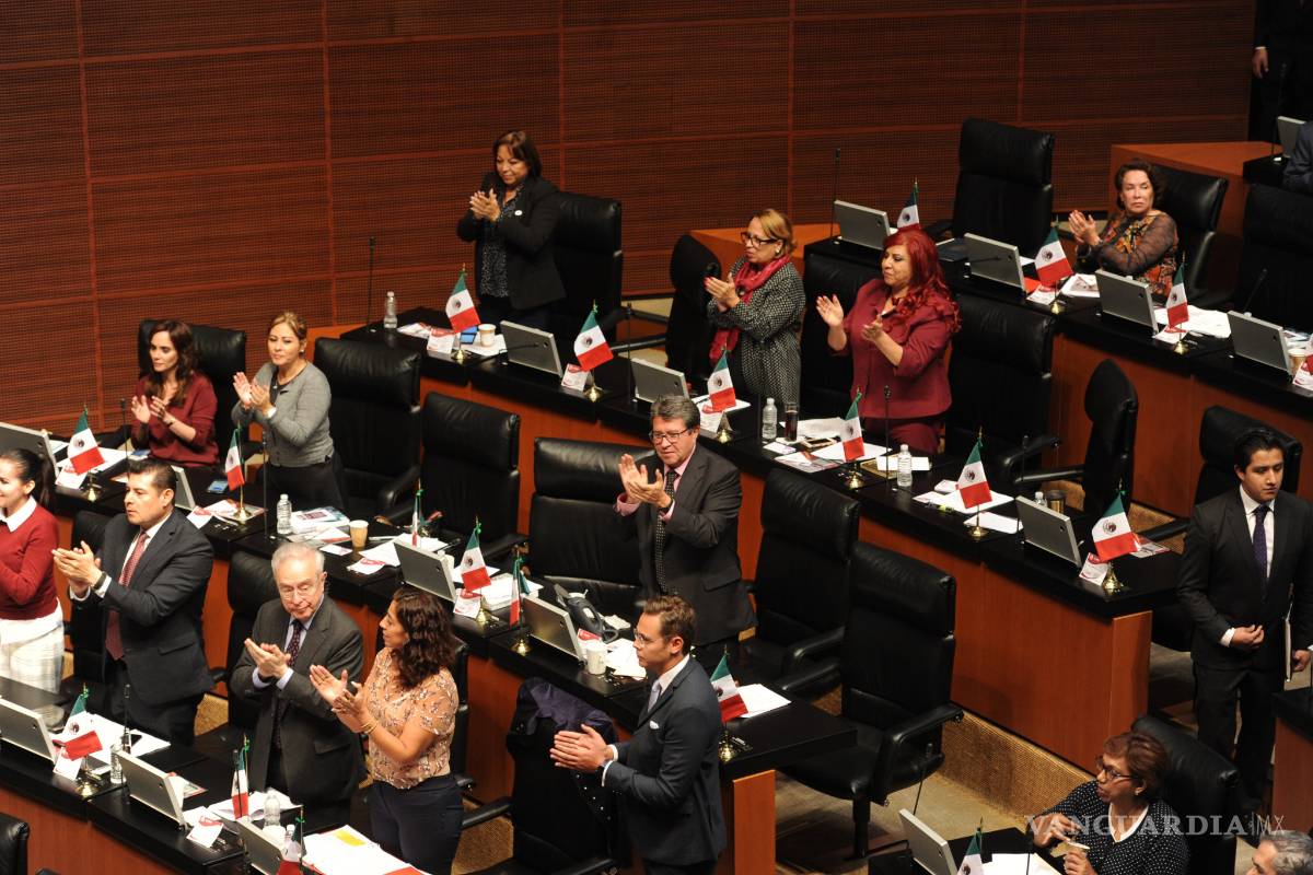 Regresan botanas y edecanes al Senado... tras primer día de austeridad