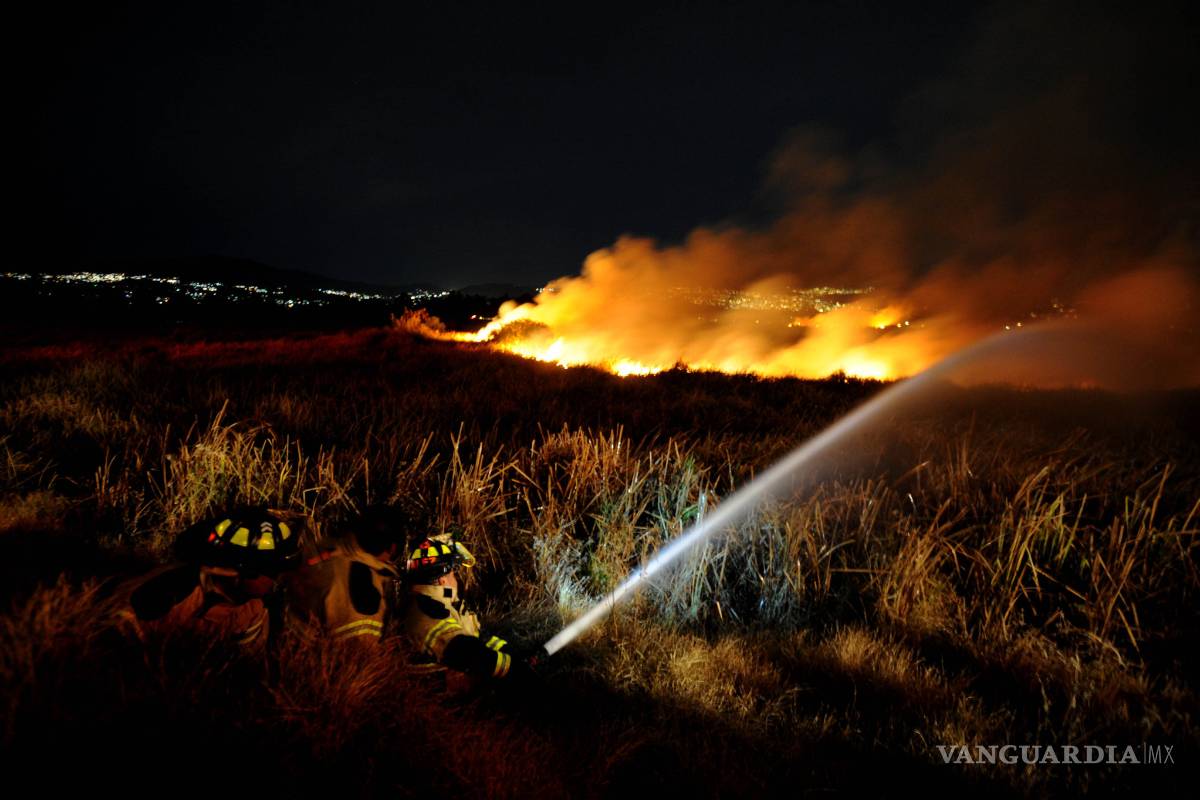 Bomberos de EU y México combaten incendio en Texas