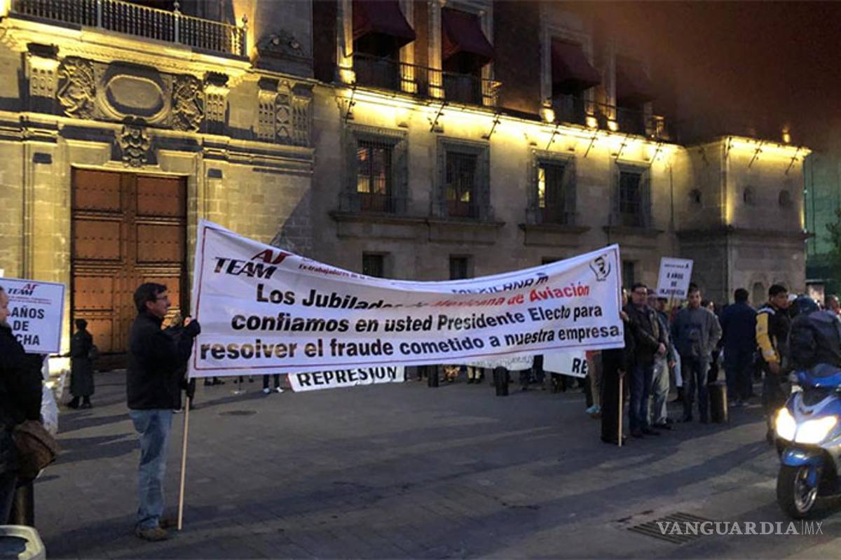 Ante protestas, AMLO acusa a Fox y Calderón de vender empresas de aviación