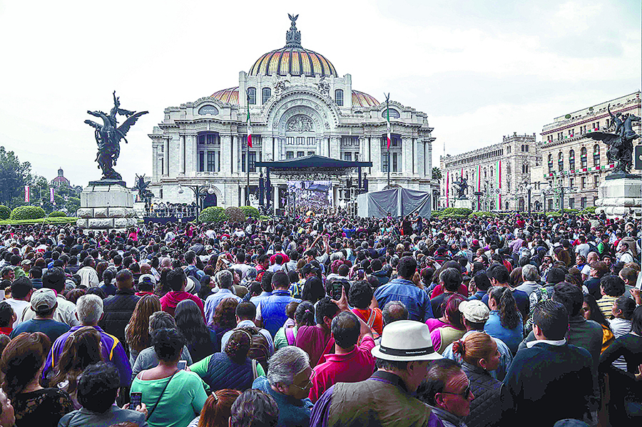 Juan Gabriel más querido que Cantinflas y Gabriel García Márquez