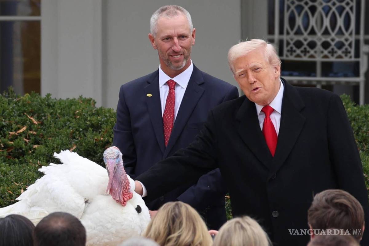 Trump indulta a dos pavos por Acción de Gracias y bromea con anular los perdones que dio Biden