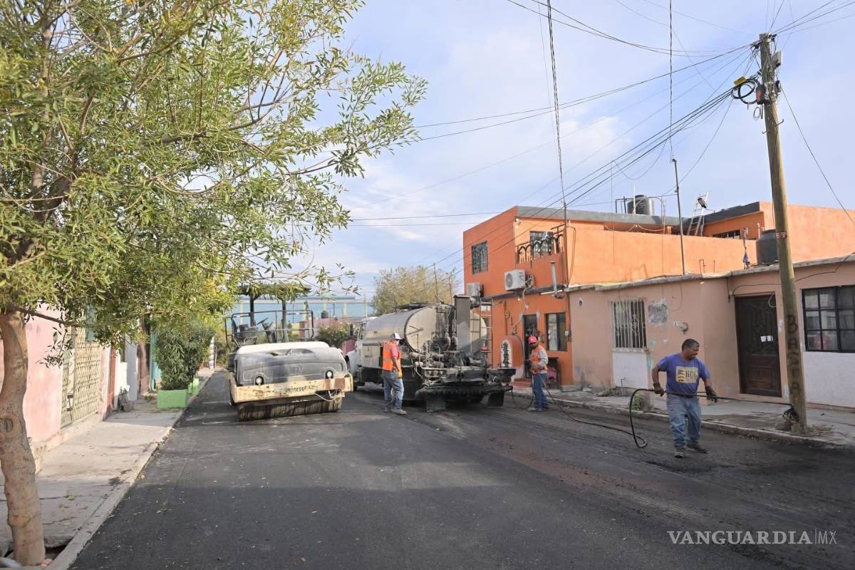 $!Autoridades municipales constataron los trabajos de recarpeteo y rehabilitación vial en colonias como Praderas Primer Sector y Óscar Flores Tapia, obras que buscan mejorar la movilidad y seguridad de los habitantes.