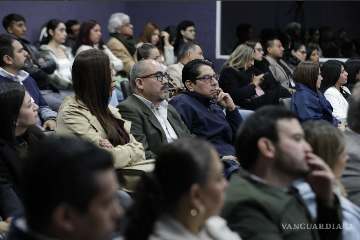 $!Asistentes al taller sobre participación ciudadana escuchan a la consejera del INE, Dania Ravel, durante su visita a Saltillo.