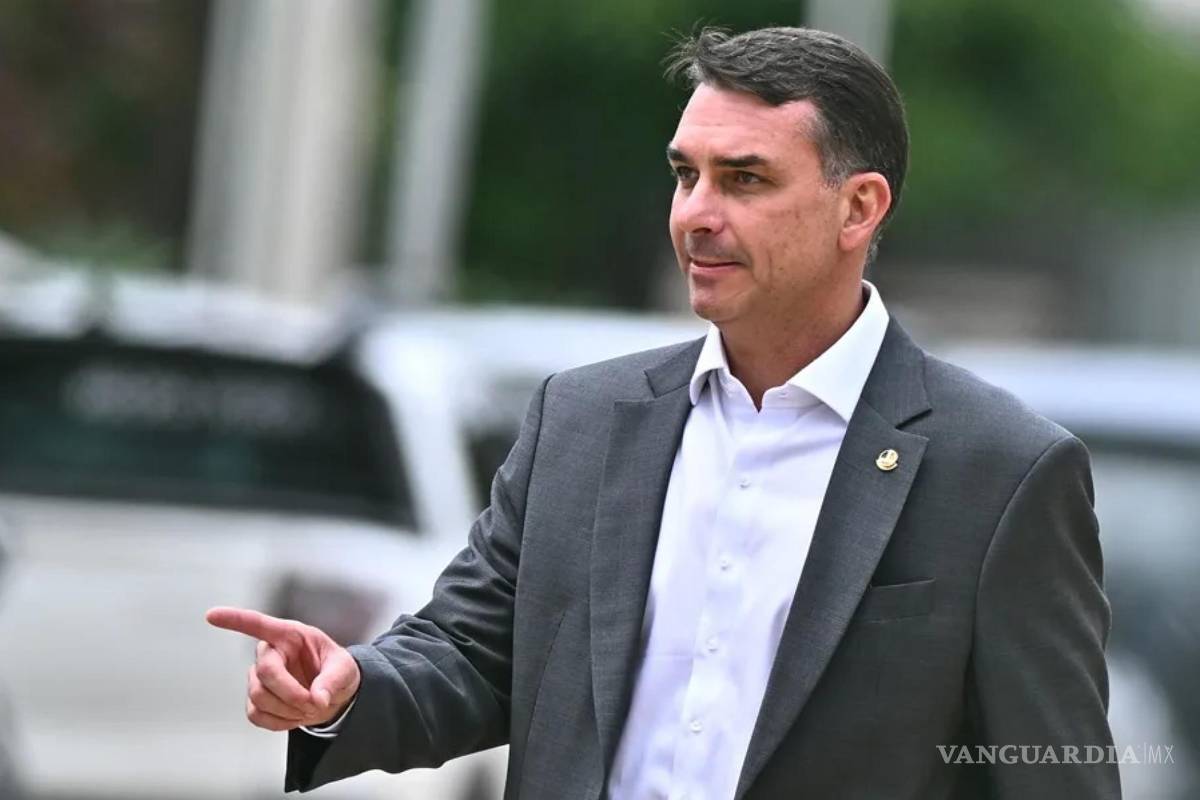 Anuncia Bolsonaro que su hijo será candidato presidencial en 2026