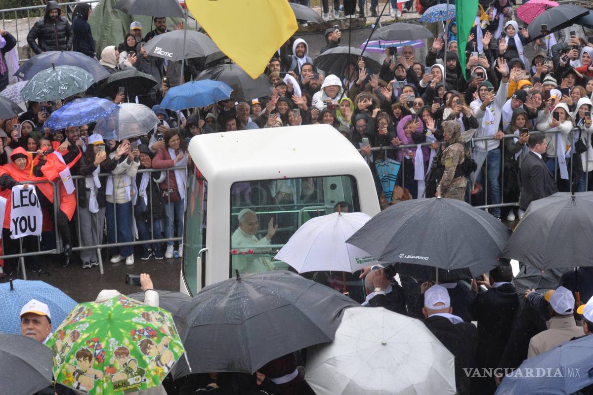 $!El Papa León XIV saluda a los fieles a su llegada al monasterio de San Marón en Annaya, Líbano