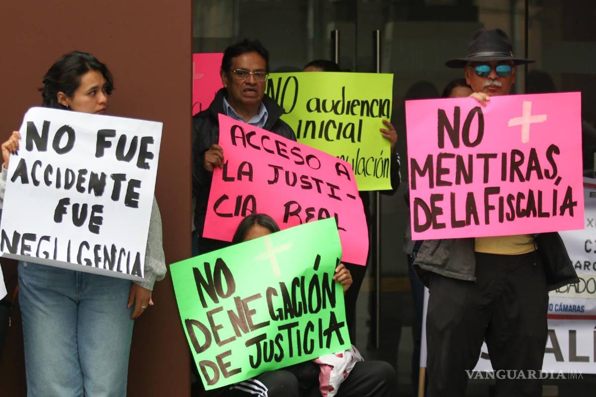 $!CIUDAD DE MÉXICO, 10 SEPTIEMBRE 2025.- Familiares de la fotógrafa Citlali Berenice Giles Rivera, exigieron justicia afuera del Edificio José María Morelos y Pavón del Poder Judicial de la Ciudad de México. La joven, de 28 años, perdió la vida junto a su colega Miguel Ángel Rojas Hernández, de 26, tras el colapso de una estructura decorativa mal colocada en el Parque Bicentenario el pasado 5 de abril. La familia Giles Rivera expresó su frustración ante la falta de avances en la investigación, acusando a la Fiscalía de proteger a empresas organizadoras del evento, específicamente a Ocesa, coorganizadora del festival, y a la empresa Lobo, encargada de la seguridad
