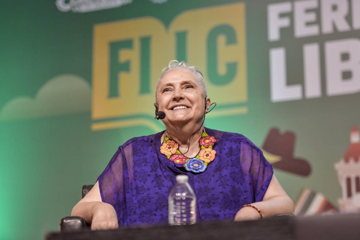 Laura Esquivel, autora de ‘Como agua para chocolate’ conmueve e inspira a miles de saltillenses en la FILC