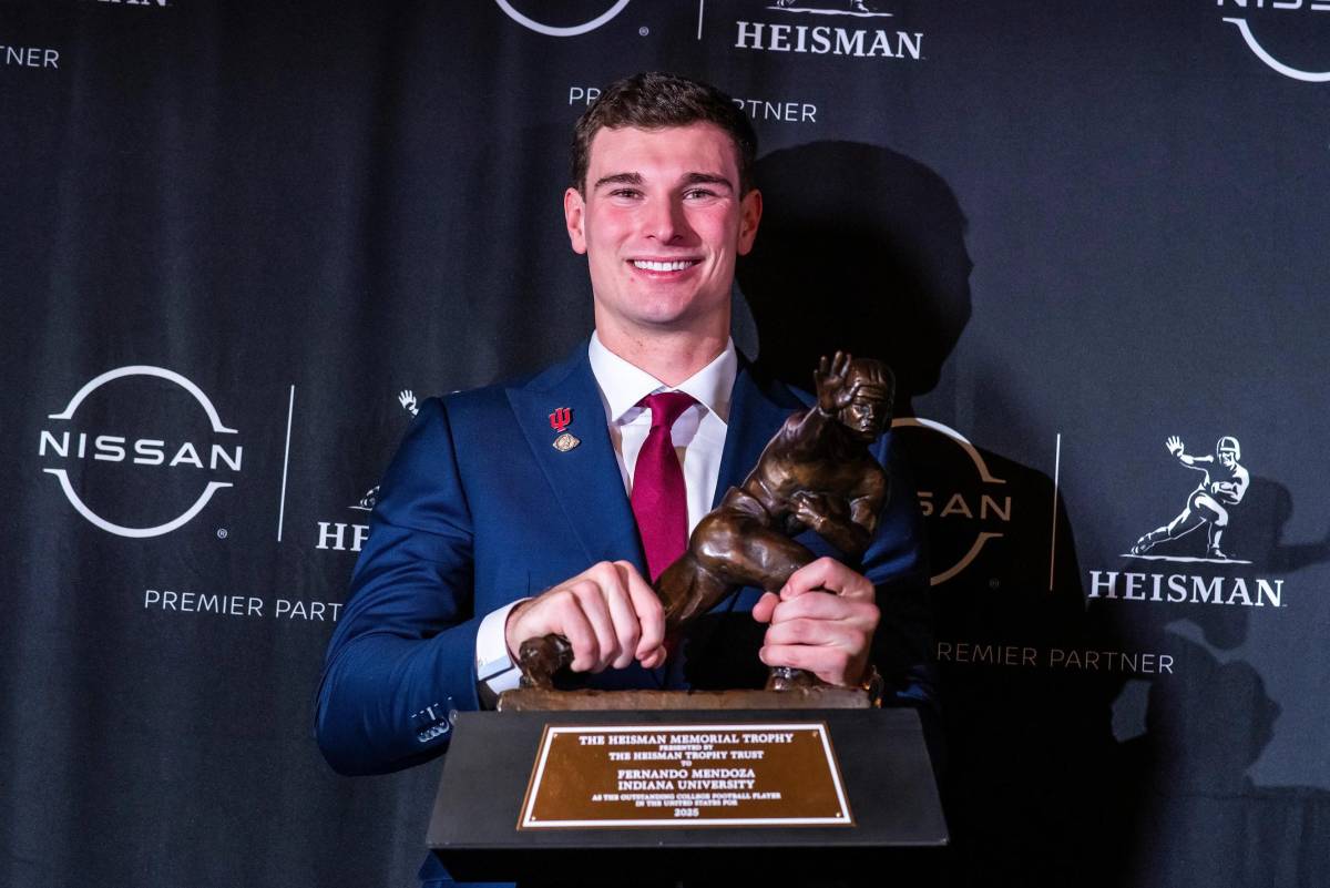 Fernando Mendoza, de origen cubano, hace historia y gana el Trofeo Heisman