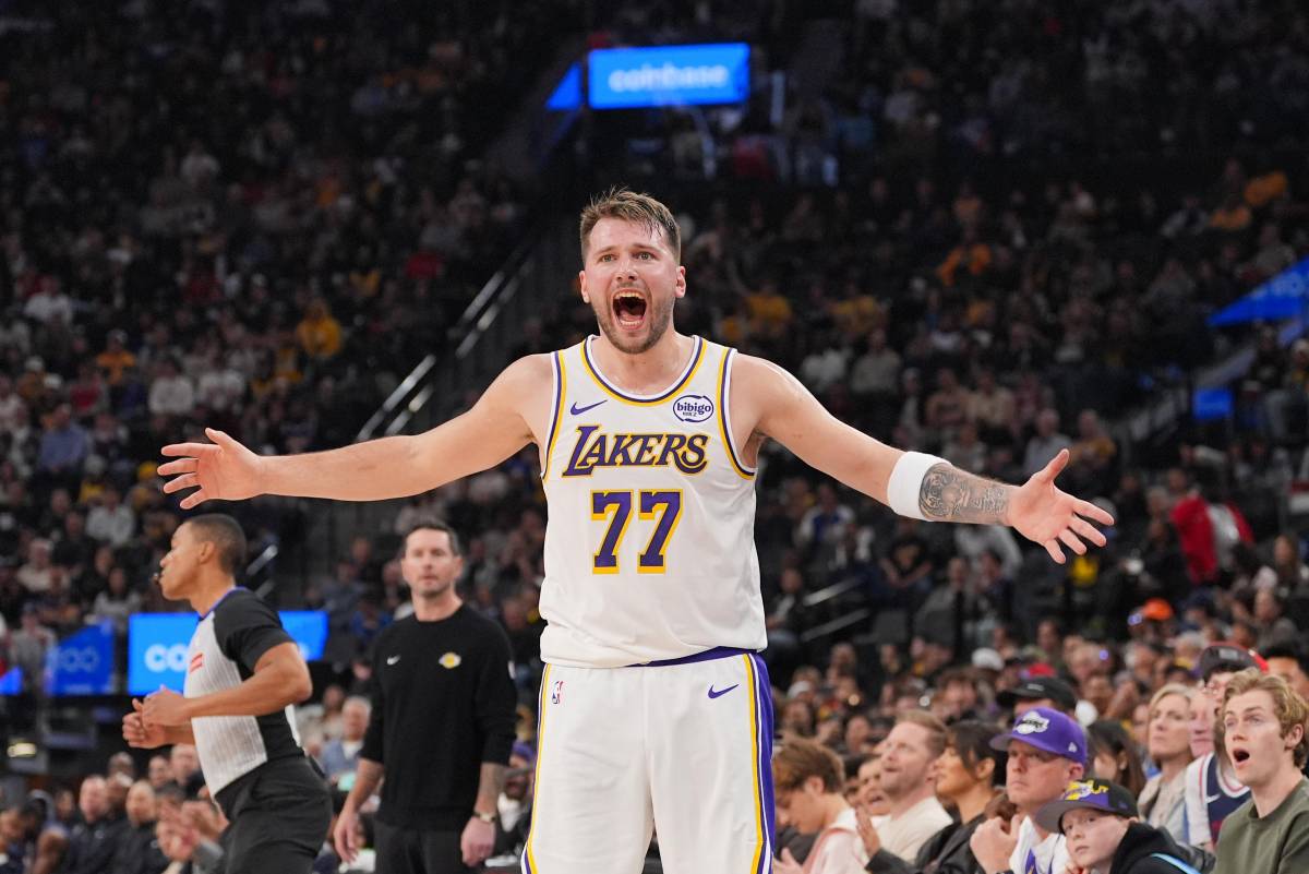 Luka Doncic sale lesionado en la derrota de Lakers ante Clippers