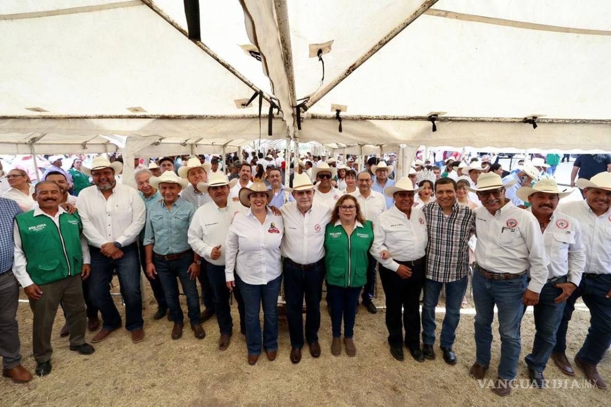 $!La ceremonia fue organizada por el PRI Coahuila y la Confederación Nacional Campesina (CNC), dirigida por Jesús de la Rosa Godoy.
