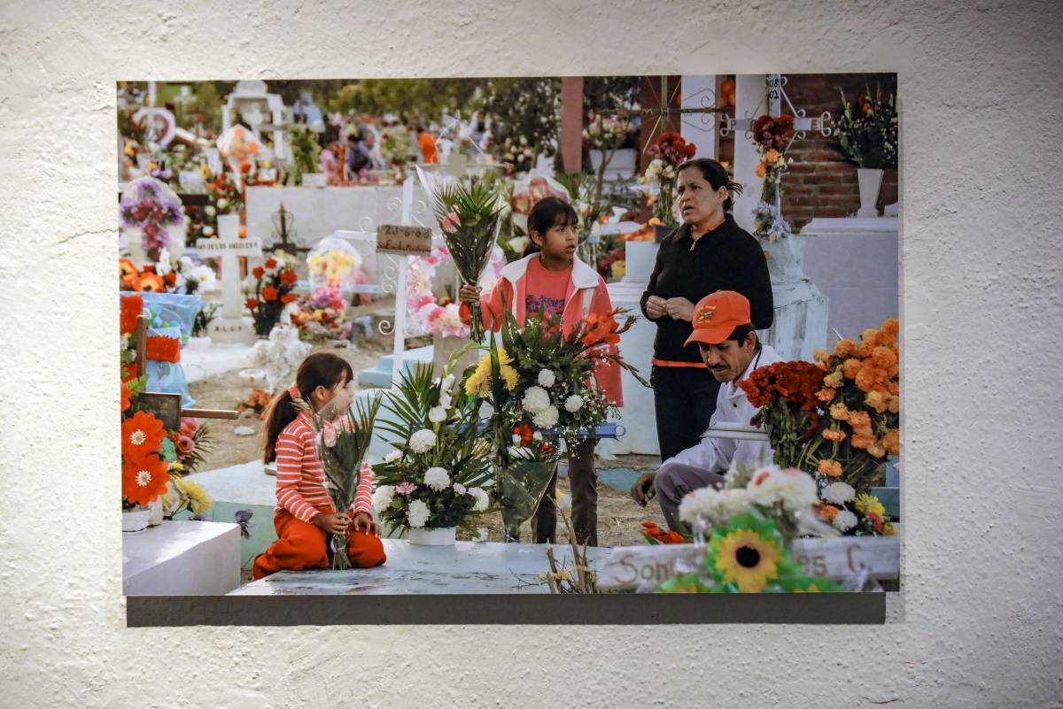 Sin altares ni desfiles: Expo de fotografía muestra un Día de Muertos tradicional en Saltillo