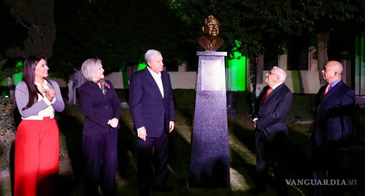 $!Una escultura en honor a Armando Fuentes Aguirre “Catón”, fue develado en la explanada del Ateneo Fuente.