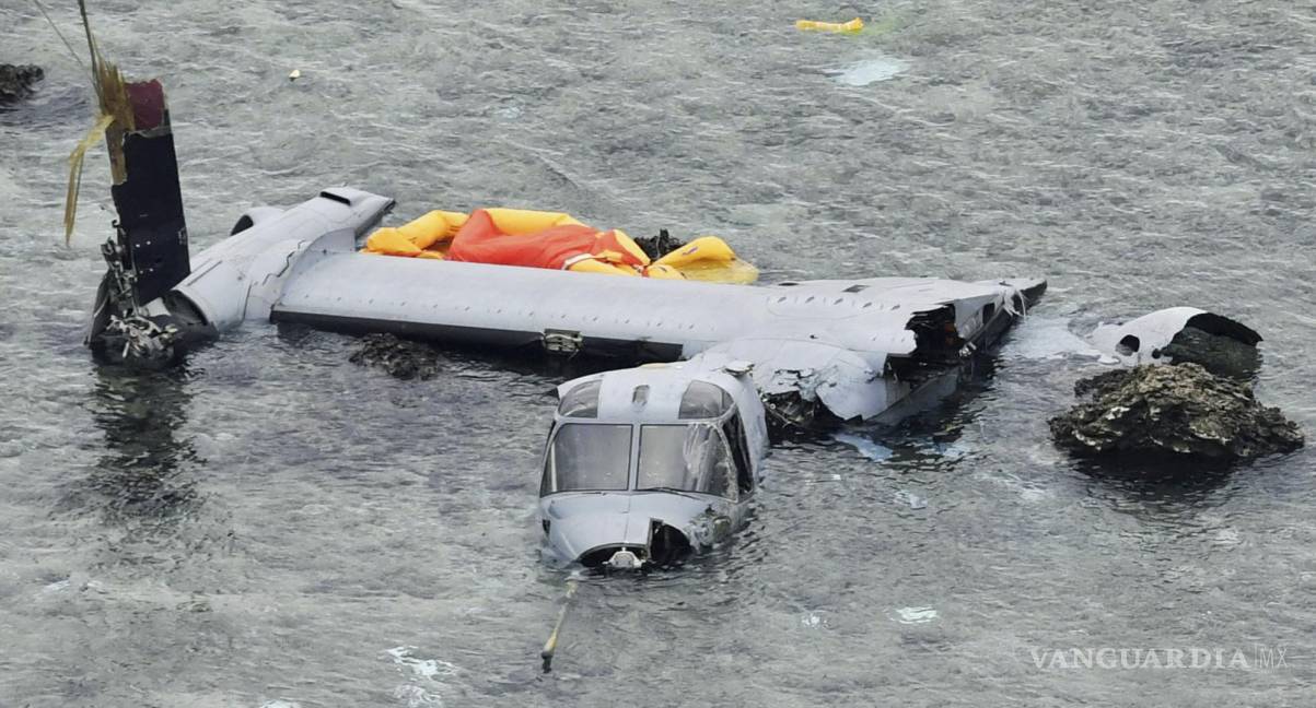 $!Los restos de un avión militar estadounidense MV-22 Osprey se ven en aguas poco profundas frente a Nago, Okinawa, enJapón, el 14 de diciembre de 2016.