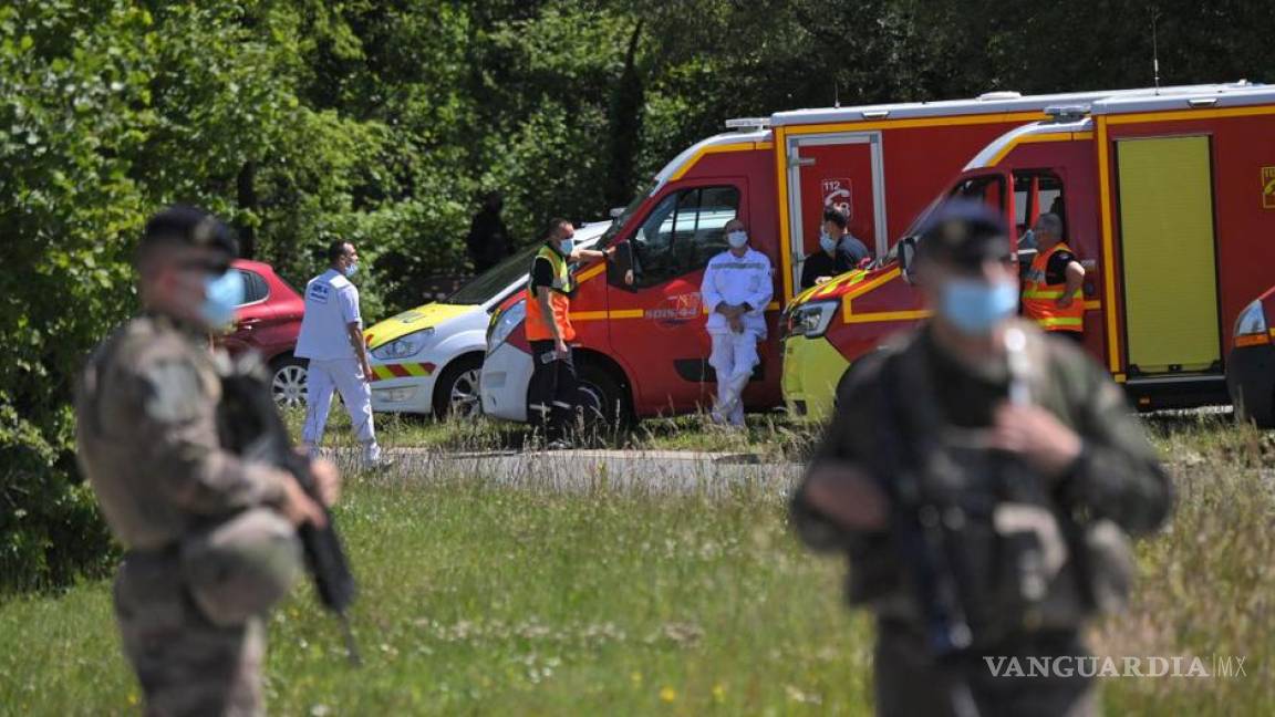Apuñalan a mujer policía en Francia; el atacante está muerto