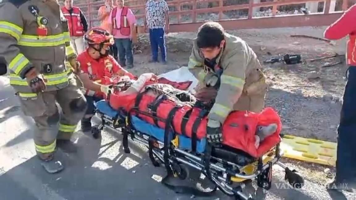 $!Los bomberos y equipos de rescate trabajan para liberar al conductor atrapado en el vehículo accidentado.