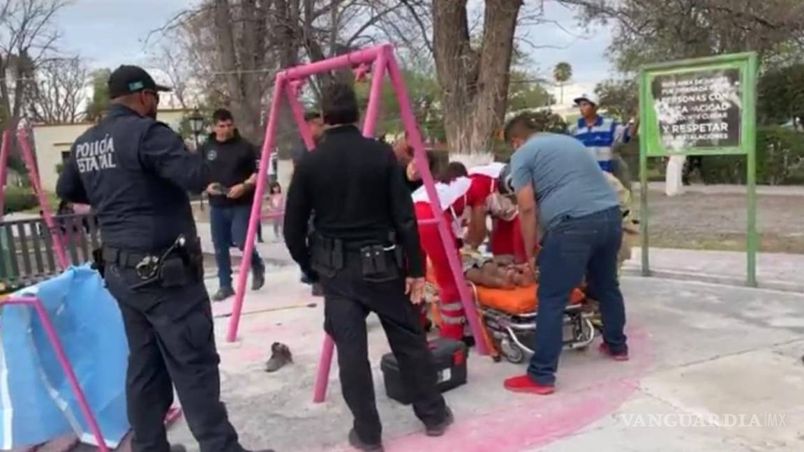 Niña queda atrapada en juegos infantiles de la Alameda de Parras de la Fuente