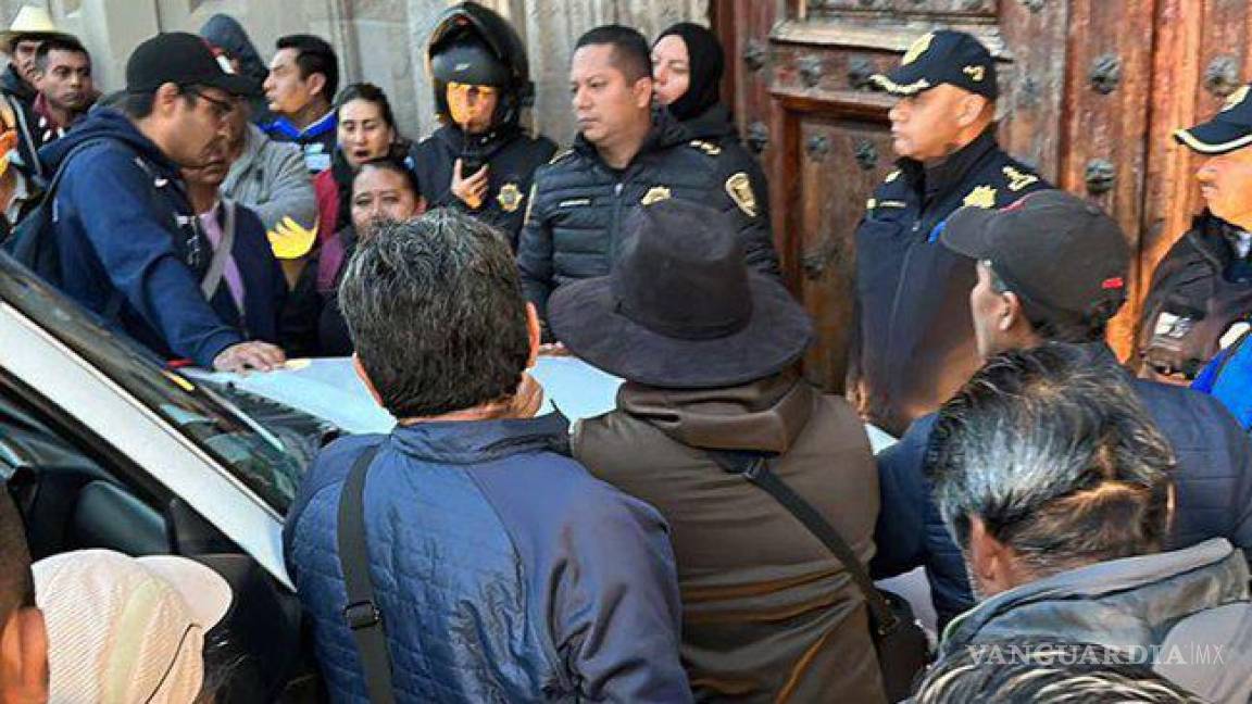 Maestros de la CNTE protestan afuera de Palacio Nacional; rechazan aumento salarial