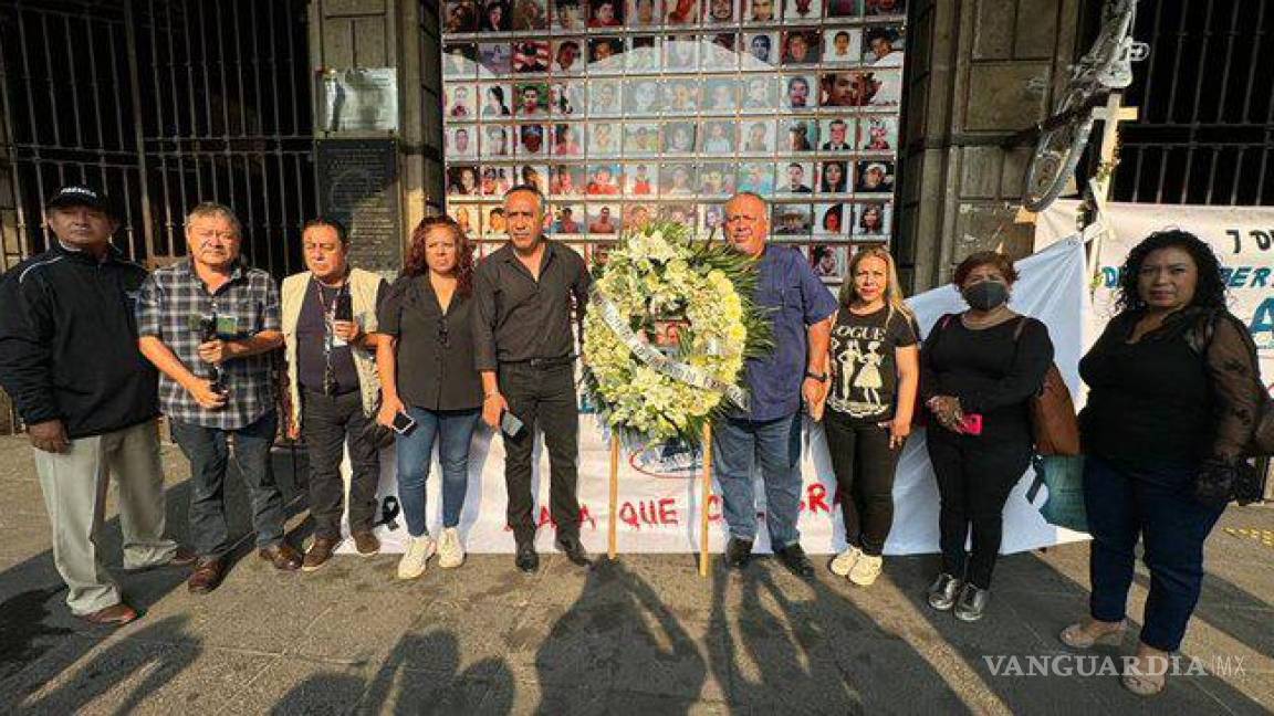 Colocan corona fúnebre en Palacio de Gobierno de Morelos por Día de la Libertad de Expresión