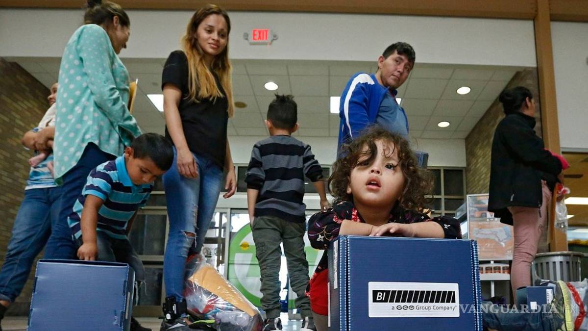 Jueza en Estados Unidos ordena liberar a menores migrantes ante COVID-19