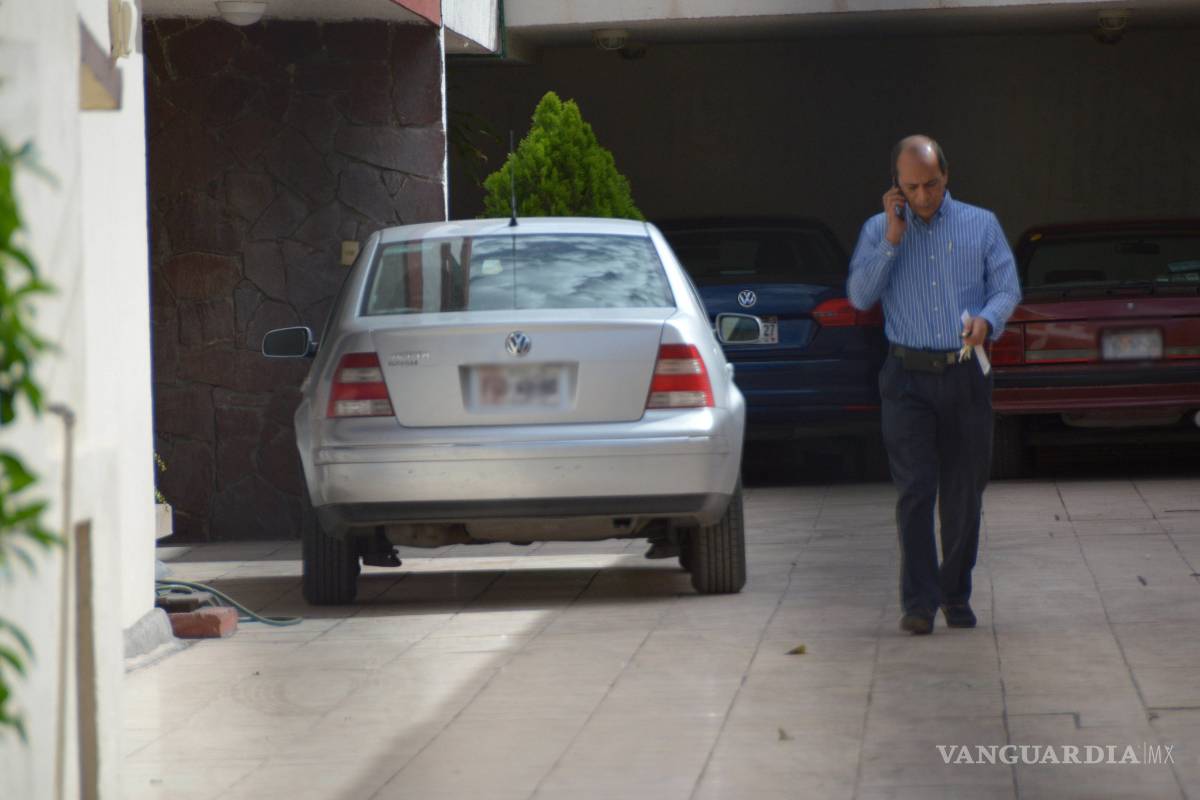 Atropella a mujer invidente y guarda su auto en la cochera en centro de Saltillo