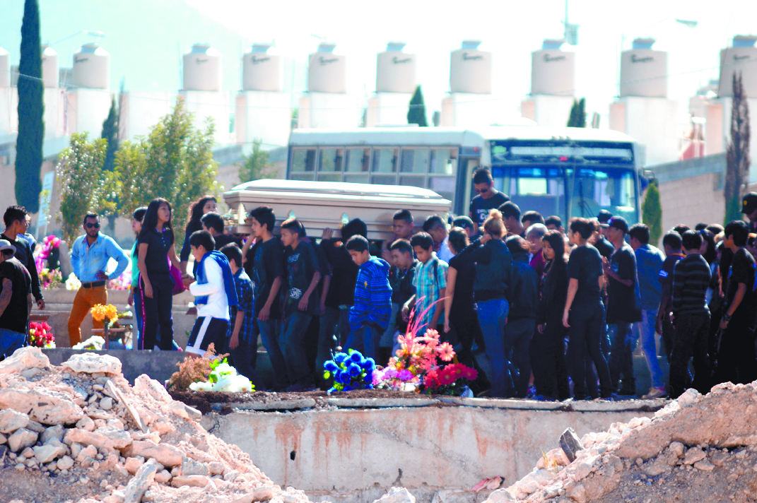 El último adiós a menor suicida en panteón 'Los Pinos'