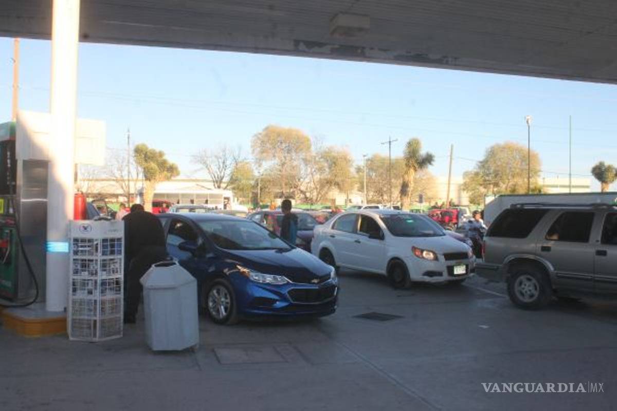 ‘Caos’ en Parras por escasez de gasolina; hacen filas de hasta un kilómetro