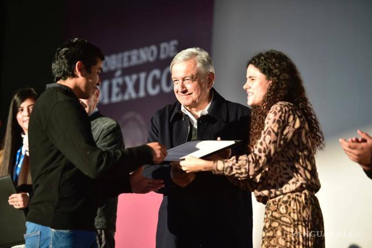 En Saltillo, AMLO anuncia incremento de becas a jóvenes; ganarán 3 mil 478 pesos y una 'carta de recomendación'