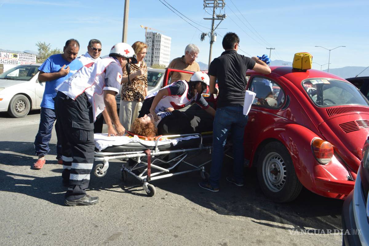 Mujer de 90 años provoca choque en Saltillo; ella lo niega