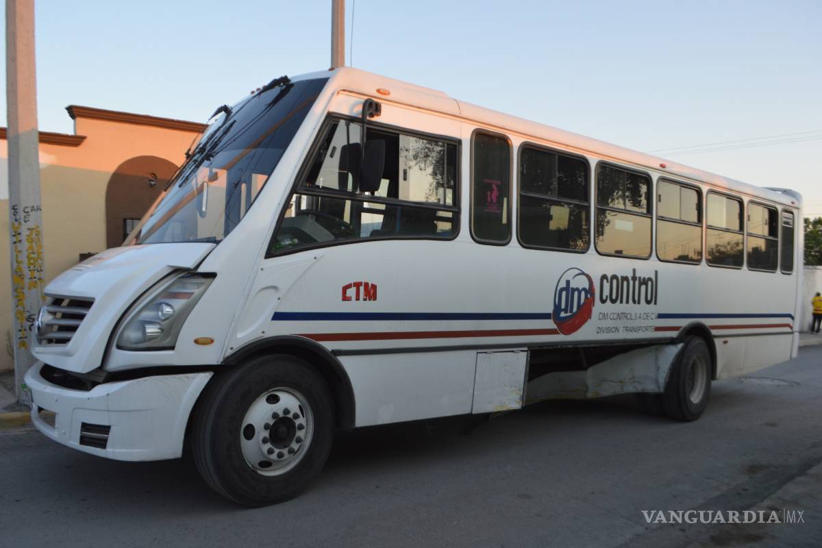 Chofer de camión huía de vecinos y destroza taxi en Saltillo