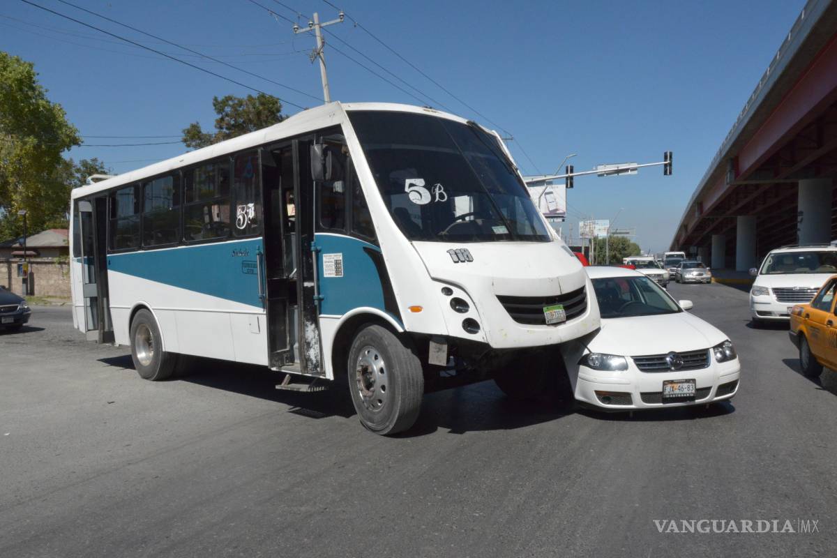 Camión de ruta protagoniza choque al norte de Saltillo