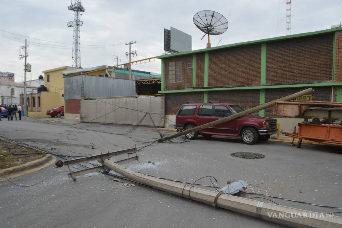 Le falla el cálculo, tumba postes y provoca un apagón