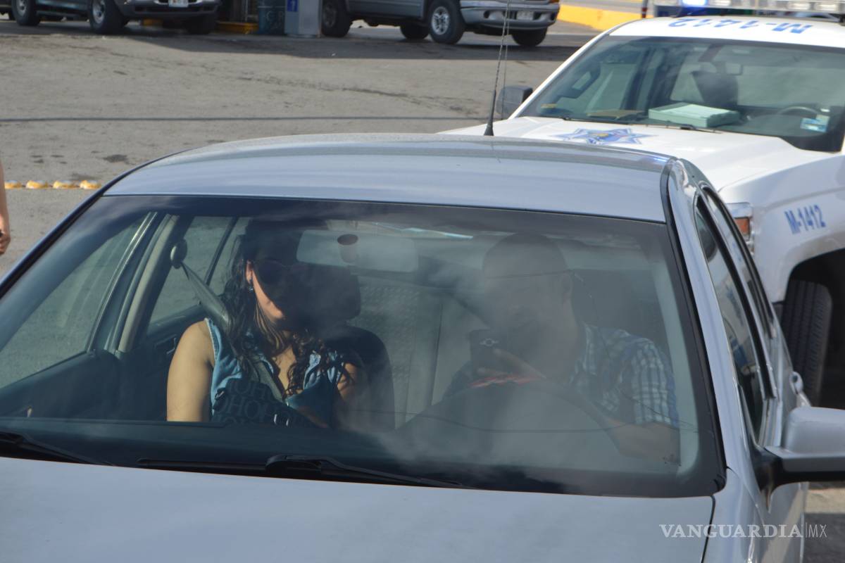 Tránsito detiene a pareja que tenía sexo en su auto, en calle de Saltillo