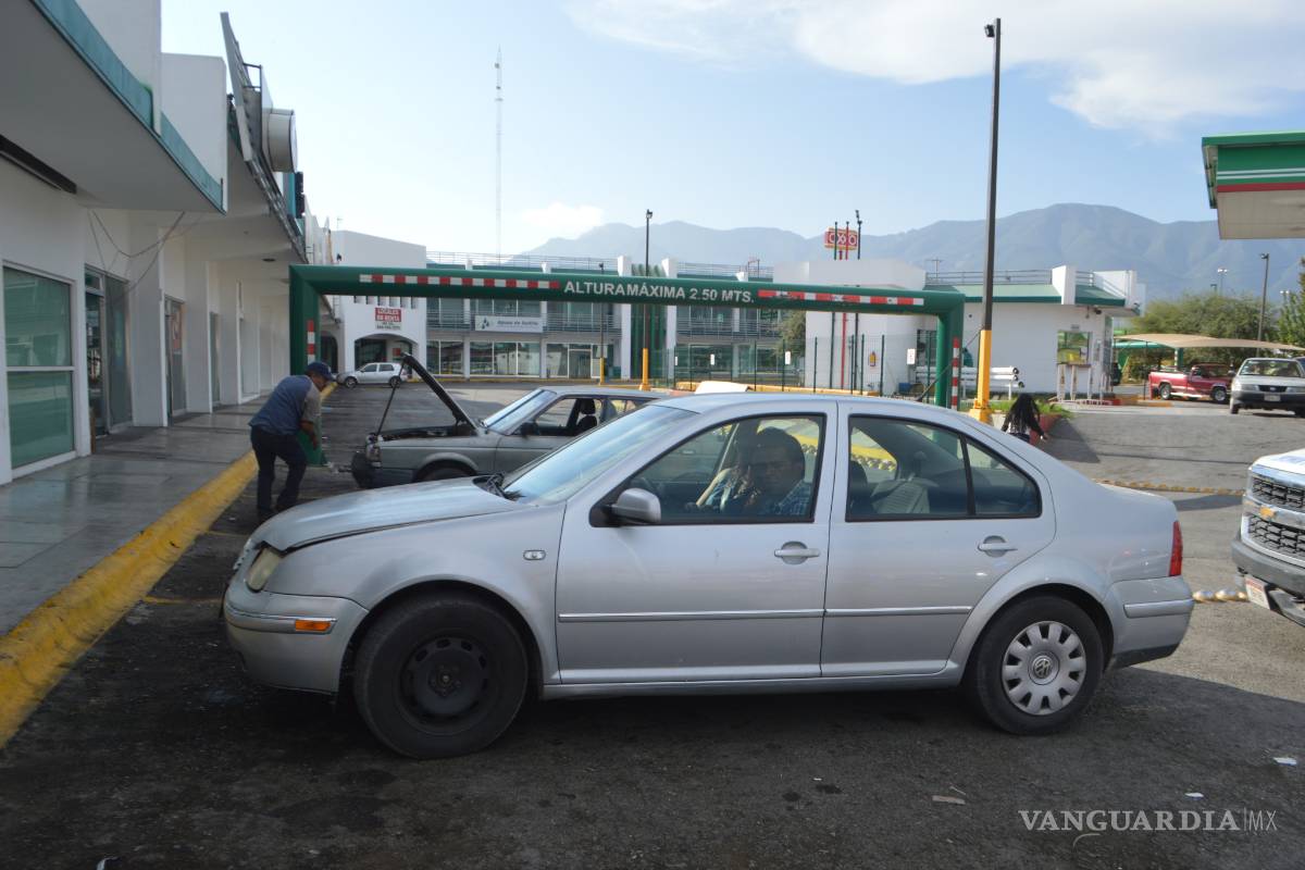 $!Tránsito detiene a pareja que tenía sexo en su auto, en calle de Saltillo
