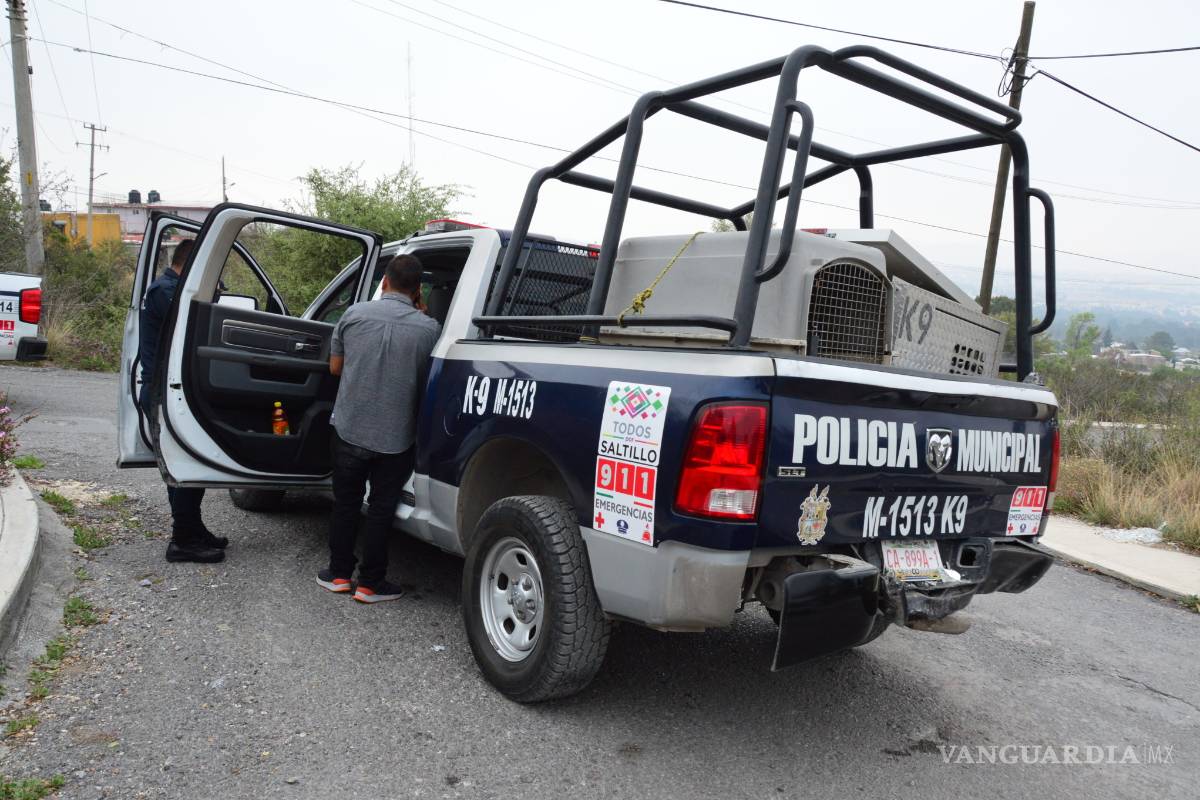 Choca patrulla y ataca a un policía; termina detenido