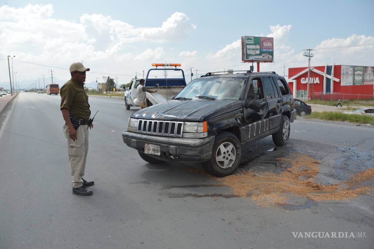 Ebrio provoca volcadura en la carretera 57