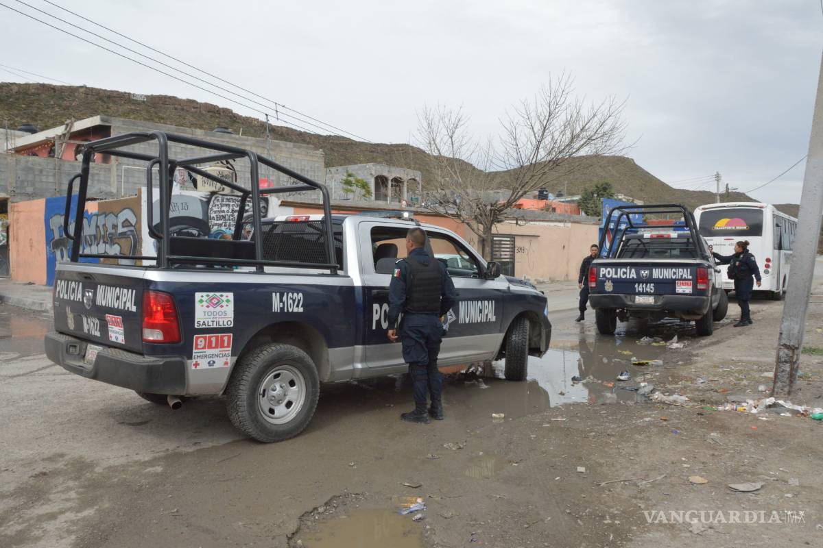 Atacan a pedradas a patrullas municipales en colonia de Saltillo