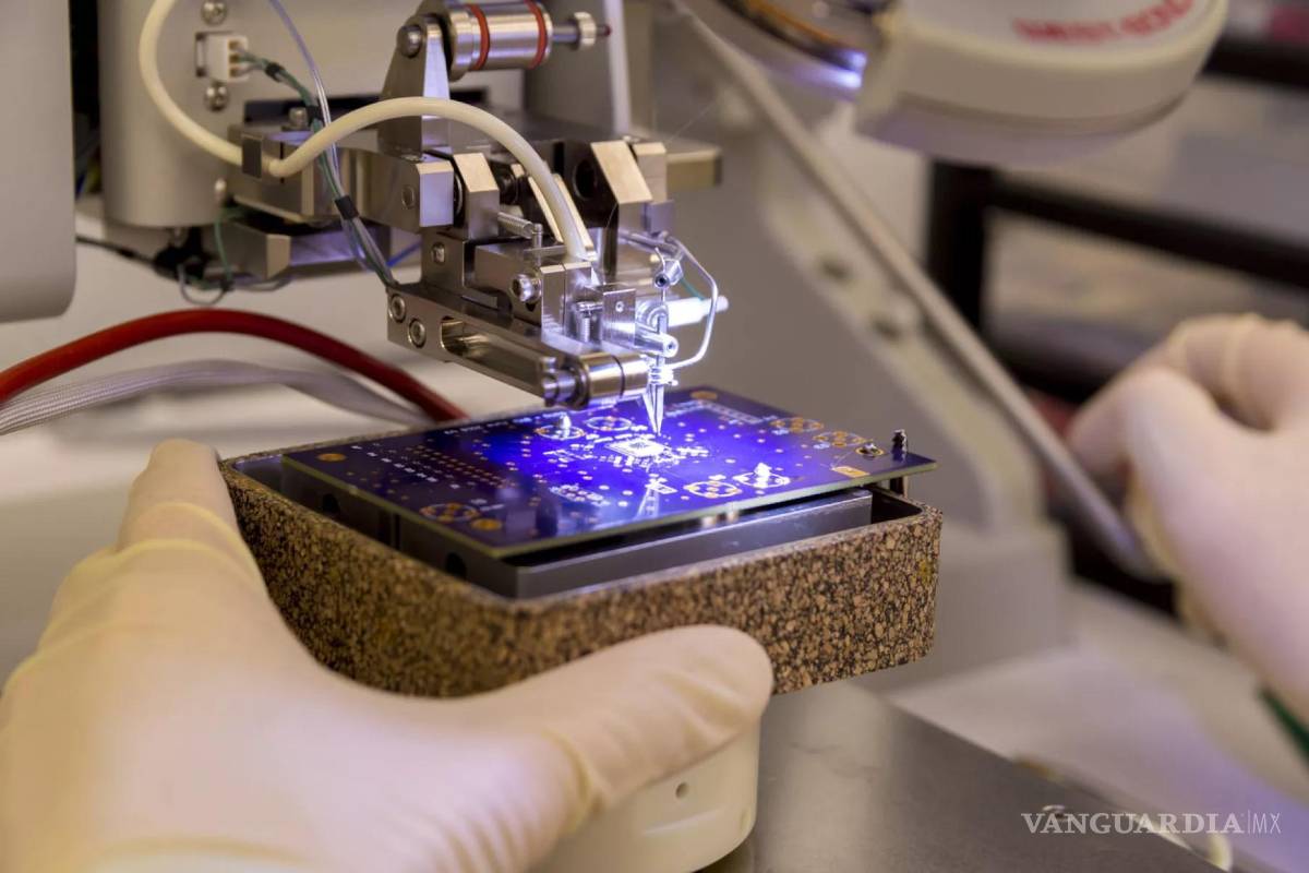 Crearán empresa Stellantis y Foxconn para producir chips