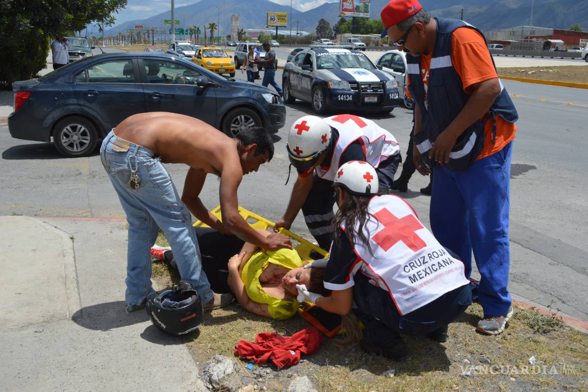 Impactan a motociclistas; joven resulta herida