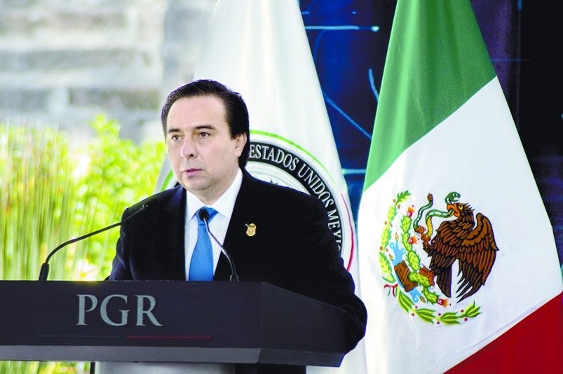 Niegan amparo a Tomás Zerón por caso Ayotzinapa; está prófugo