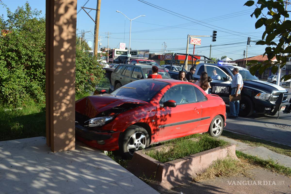 Auto se queda sin frenos, conductor evita vehículos y se estrella en casa
