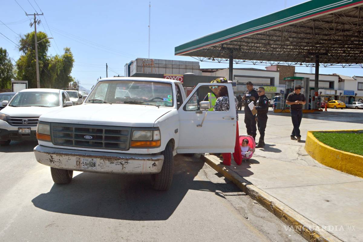 Mujer fue a cargar gasolina y se le prende camioneta